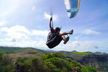 Paraglider instructor flies in Los Giles